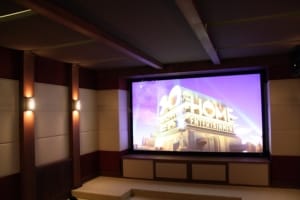 Проекционный экран в домашнем кинозале