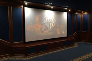 Проекционный экран в частном кинозале