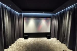 Домашний кинозал в серых тонах