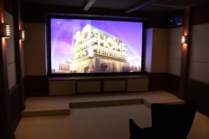 Проекционный экран в домашнем кинозале