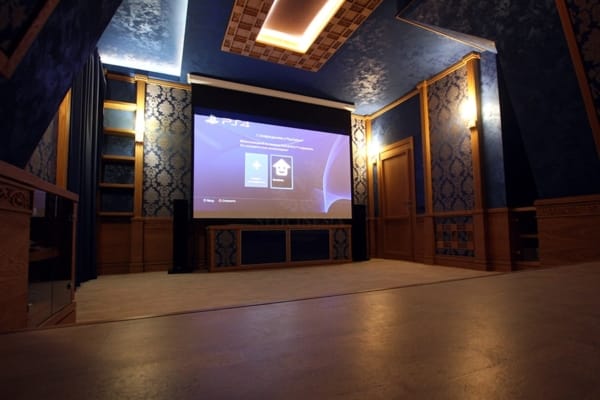 Проекционный экран в частном кинозале