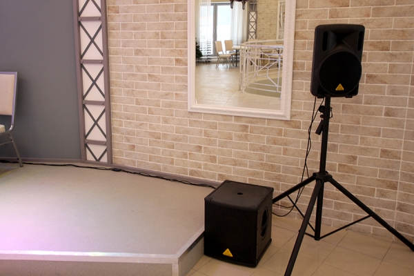 Оснащение банкетного зала аудио, видео и световым оборудованием