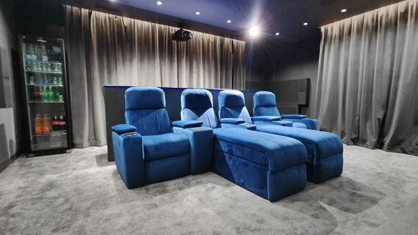Кресла с реклайнером в кинозале синие