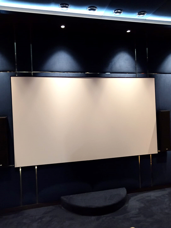 Экран в домашнем кинозале