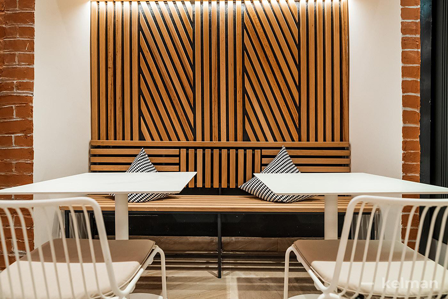 Установка деревянных стеновых панелей в ресторане