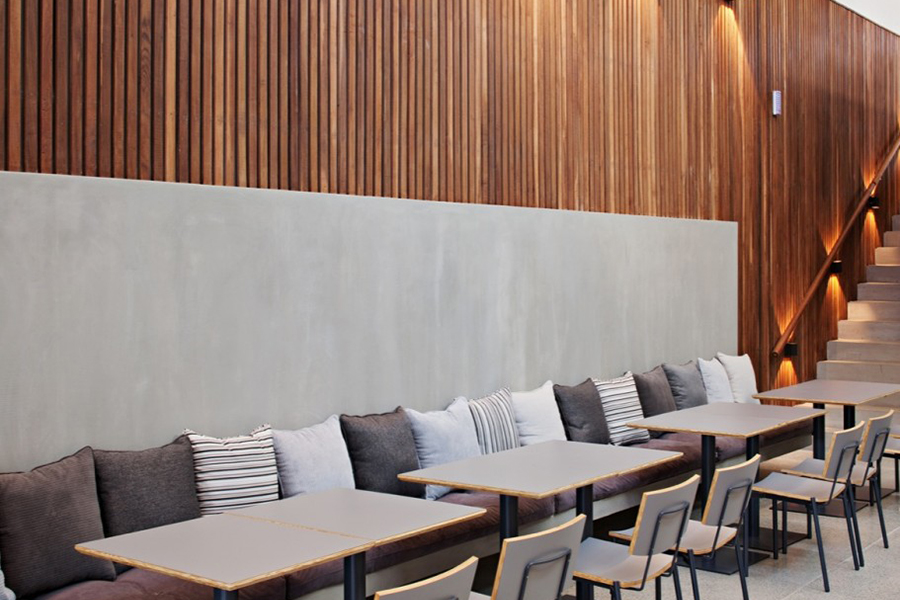 Установка деревянных стеновых панелей в ресторане